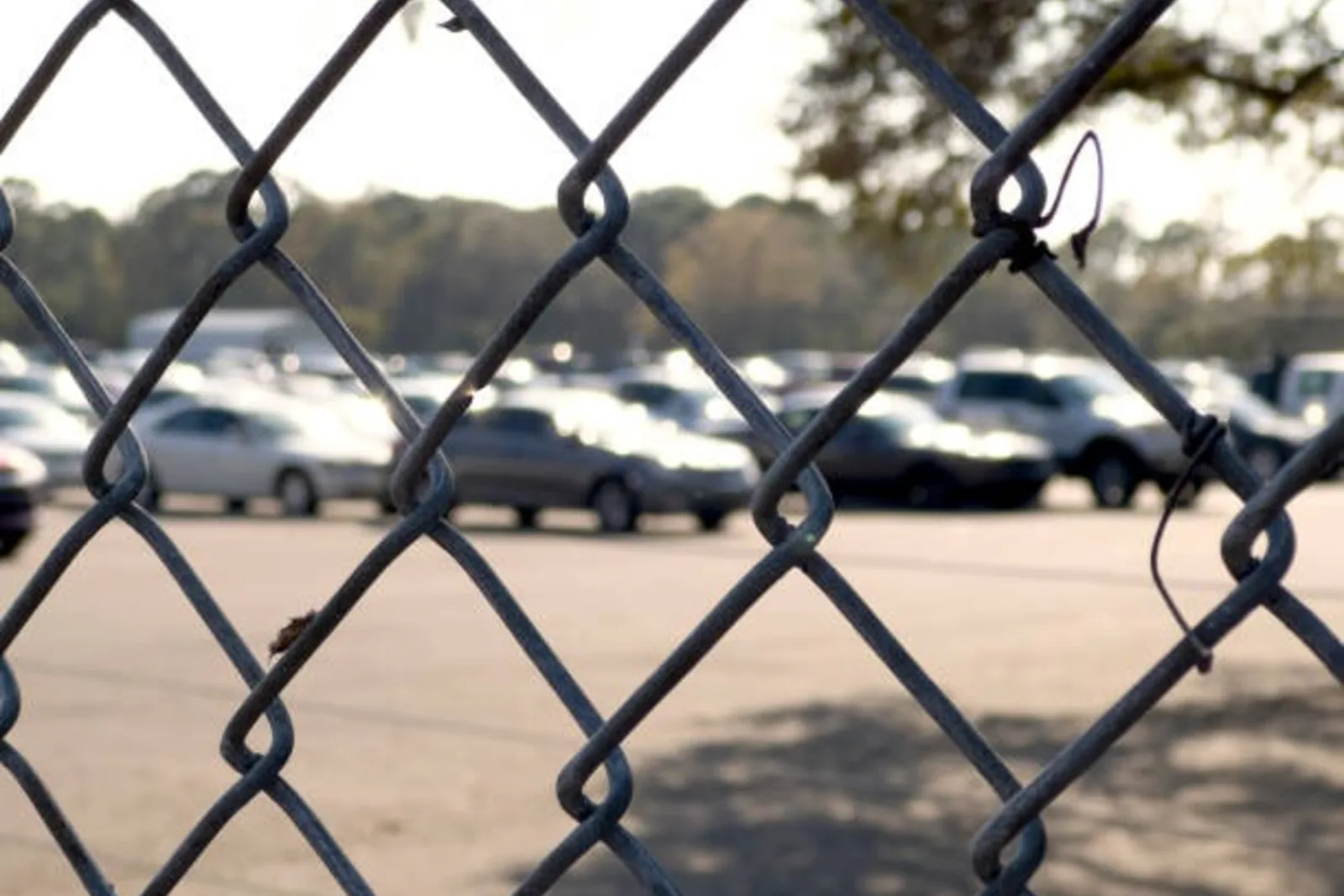 Čuvano parkiralište iza ograde